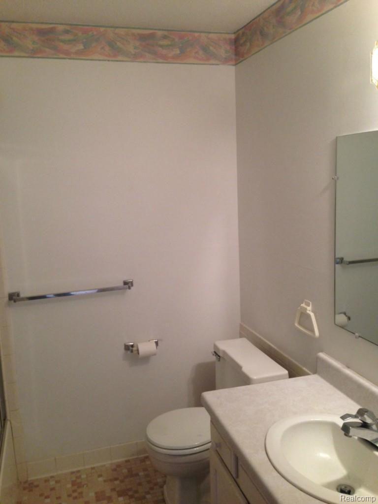 5251 Highland Road Waterford, MI 48327 - Photo 8 of 11 Full Bath