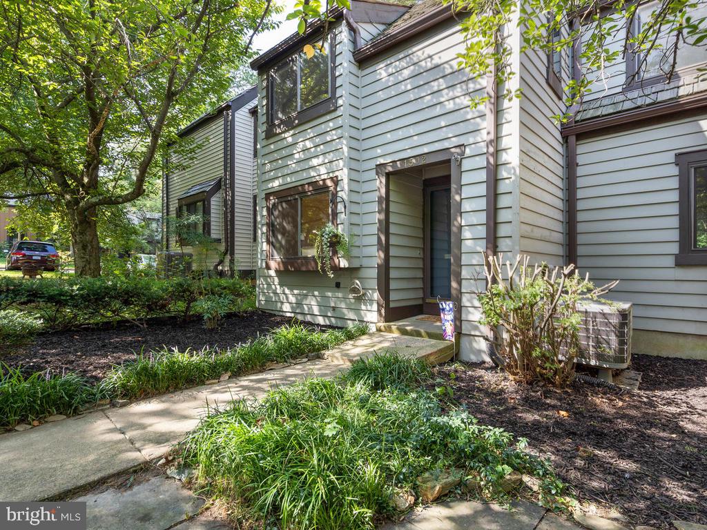 1502 Scandia Circle Reston, VA 20190 - Photo 2 of 42 Low Maintenance Great Curb appeal