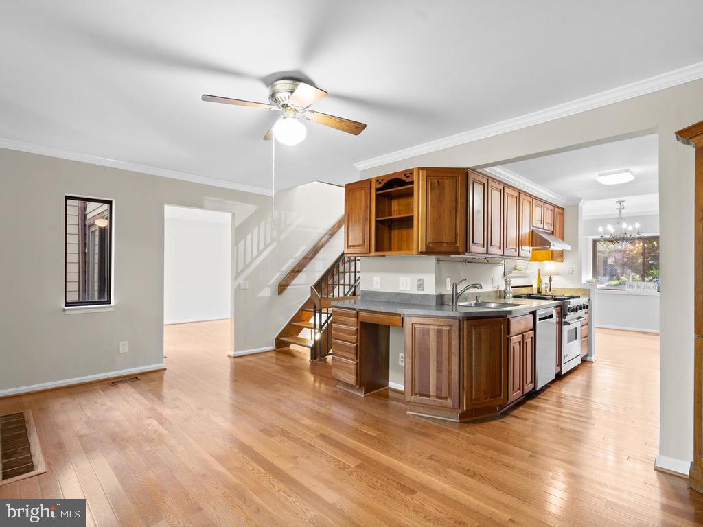 1502 Scandia Circle Reston, VA 20190 - Photo 12 of 42 Family Room with view to kitchen