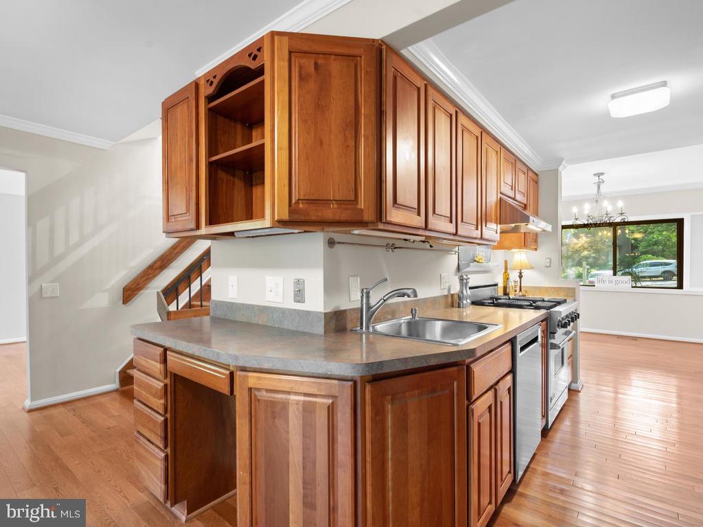 1502 Scandia Circle Reston, VA 20190 - Photo 13 of 42 Kitchen
