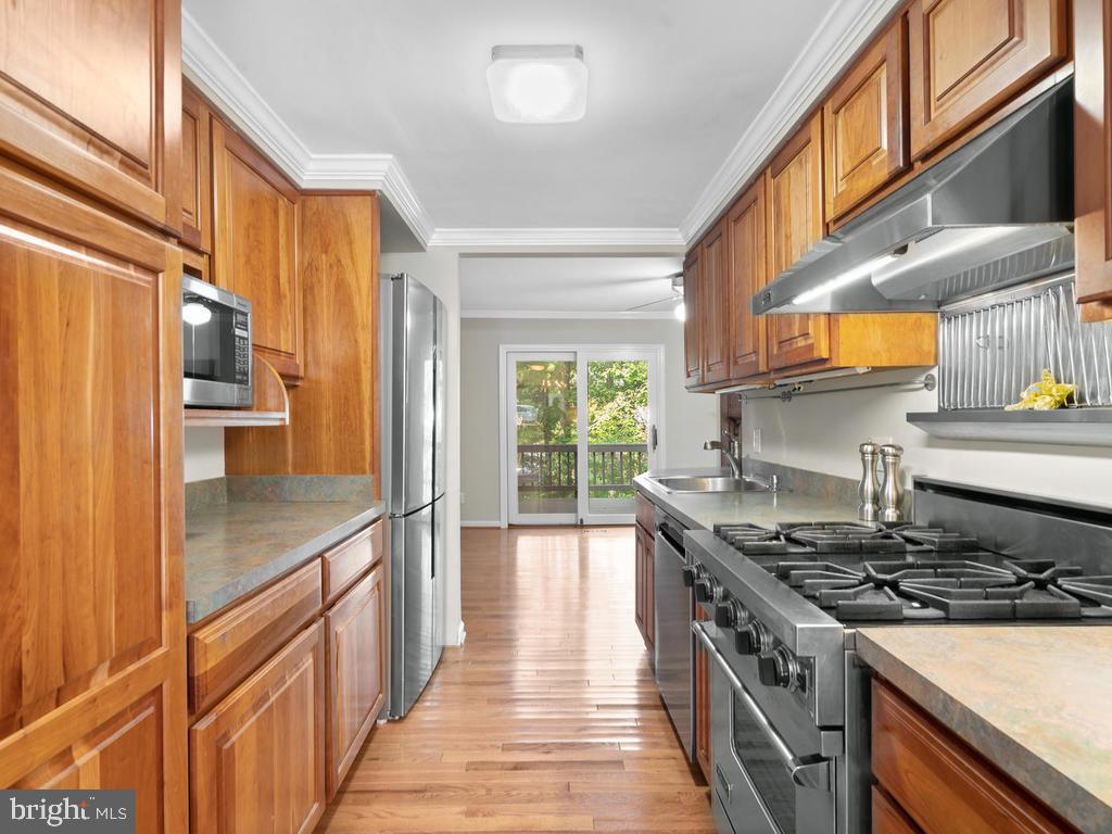 1502 Scandia Circle Reston, VA 20190 - Photo 14 of 42 Chef's Kitchen with Viking Stove