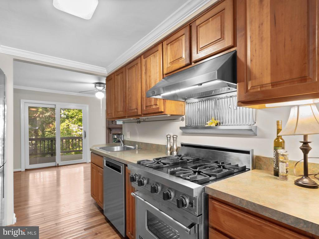 1502 Scandia Circle Reston, VA 20190 - Photo 15 of 42 New SS refrigerator and dishwasher