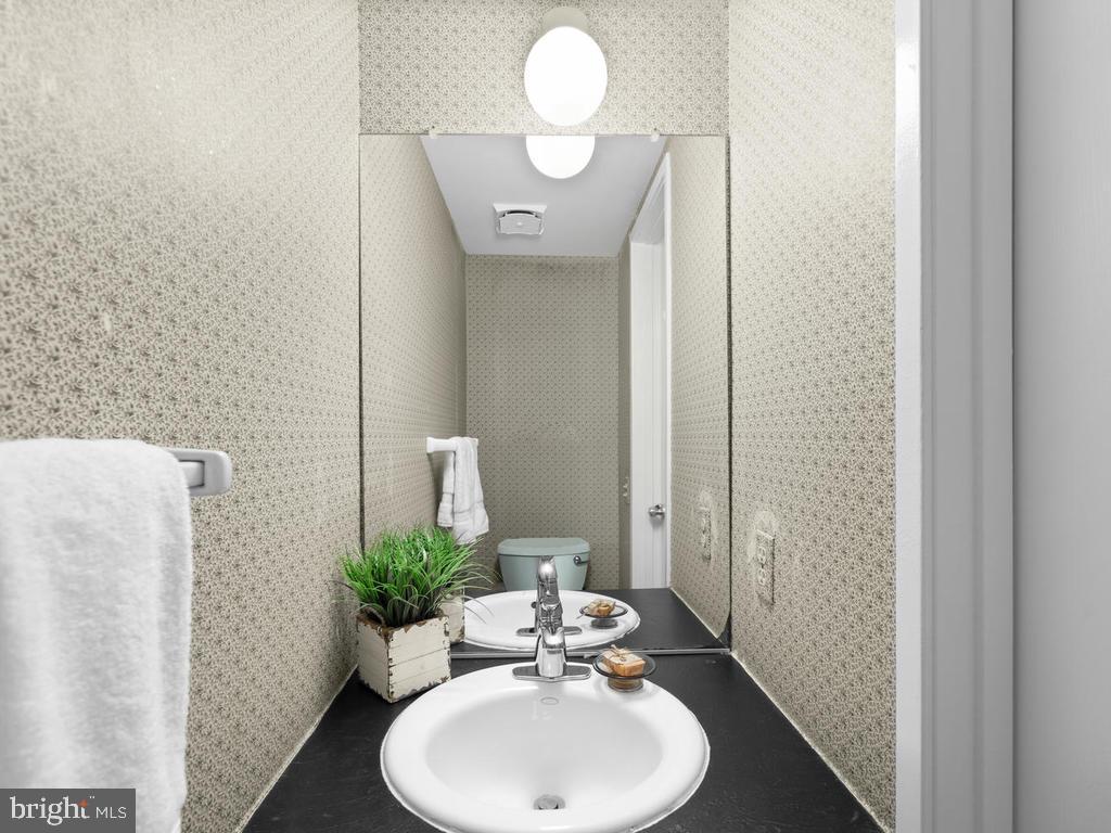 1502 Scandia Circle Reston, VA 20190 - Photo 18 of 42 Guest Powder room on main