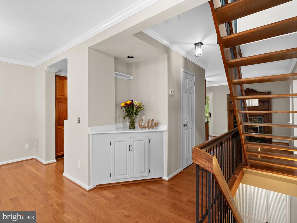 1502 Scandia Circle Reston, VA 20190 - Photo 3 of 42 Dramatic Enty