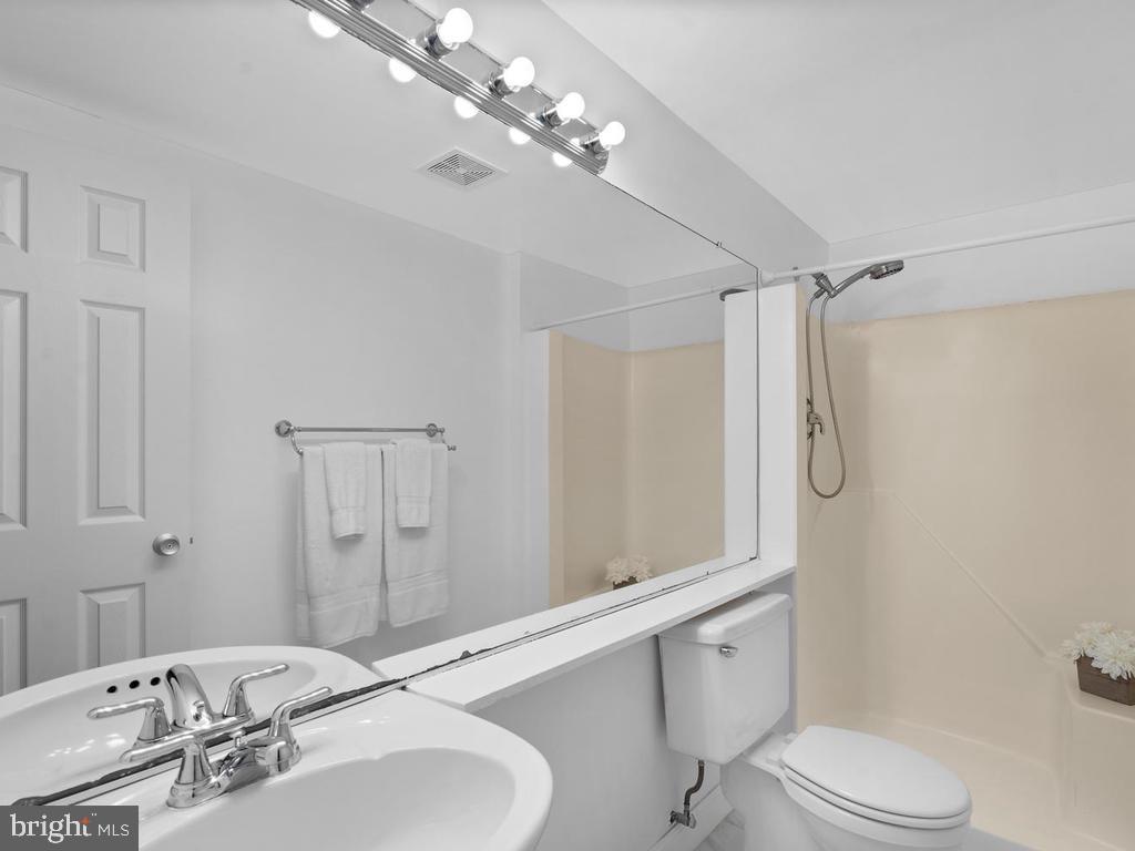 1502 Scandia Circle Reston, VA 20190 - Photo 24 of 42 Upstairs full guest bath