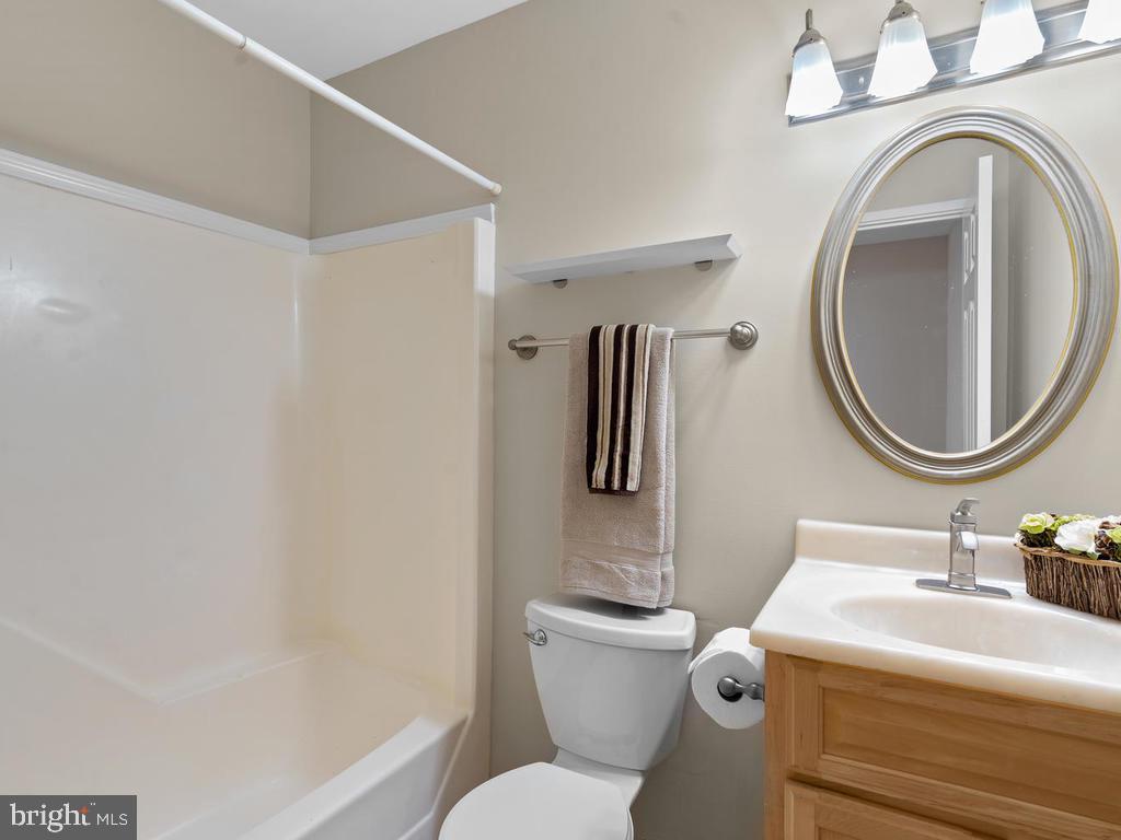 1502 Scandia Circle Reston, VA 20190 - Photo 25 of 42 Guest bath
