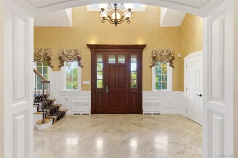 $4,345,000 | 2 Shore Drive, Manhasset, NY 11030
