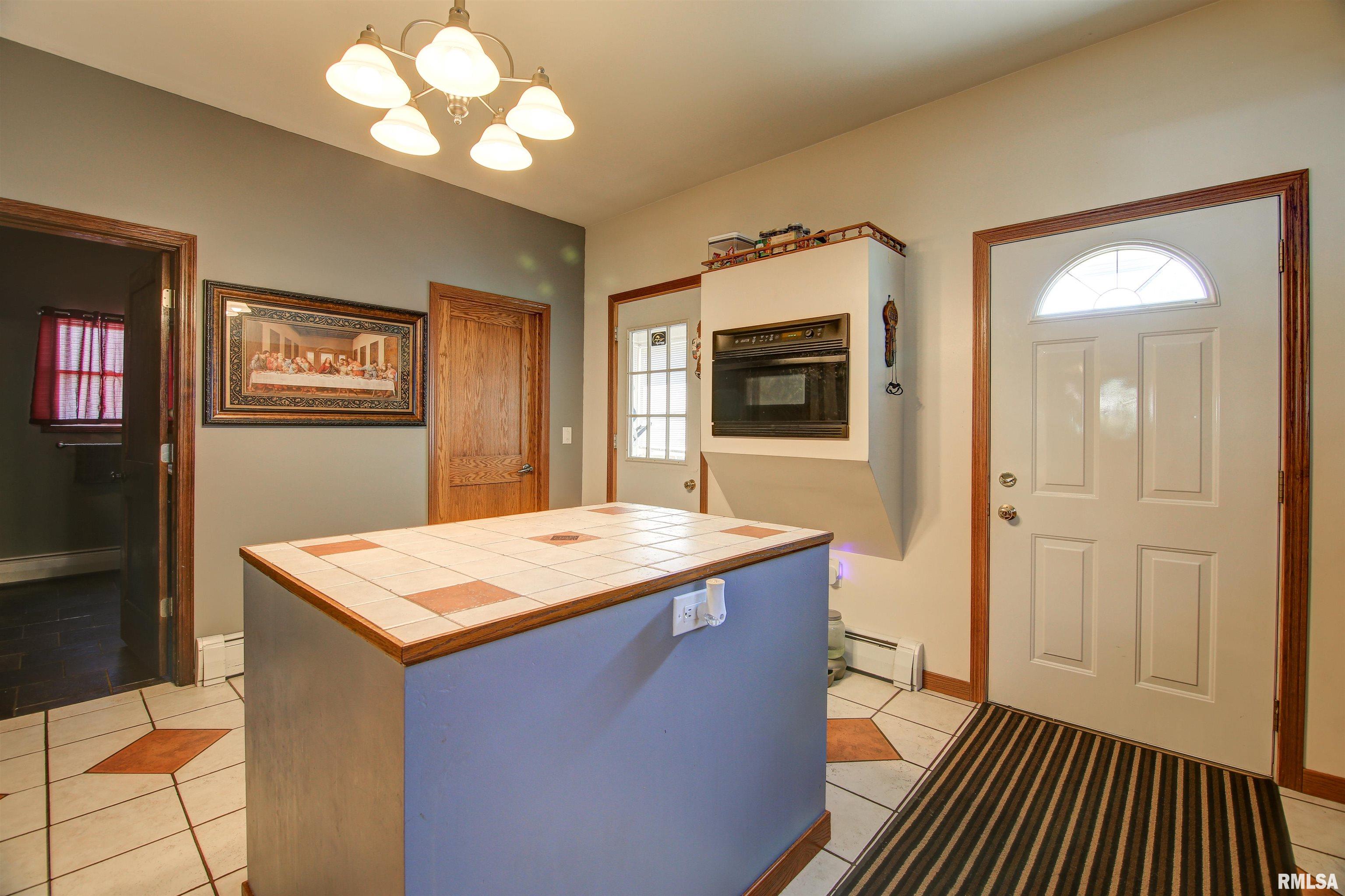 2521 Pershing Boulevard Clinton, IA 52732 - Photo 11 of 35 Gallery Image 11