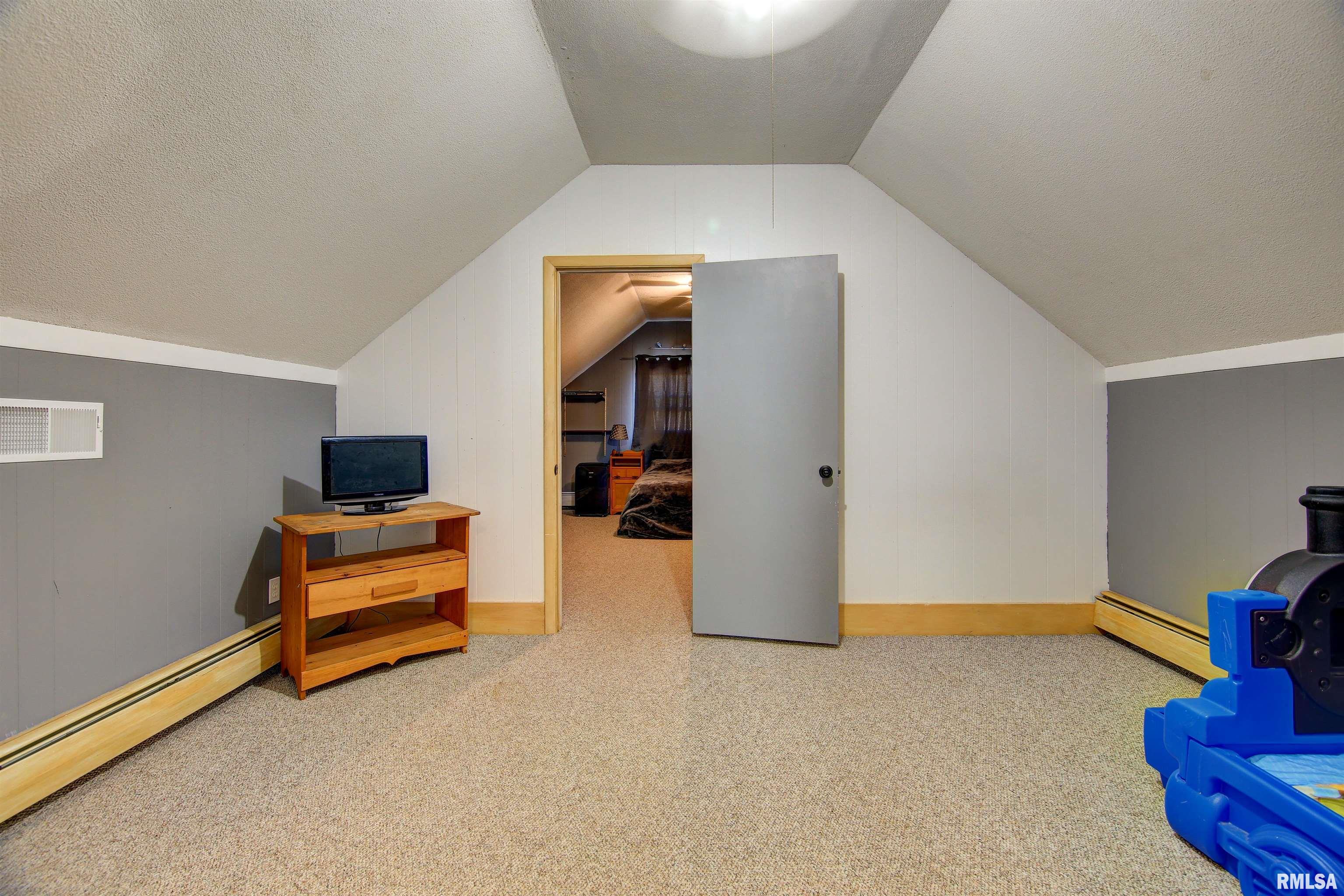 2521 Pershing Boulevard Clinton, IA 52732 - Photo 16 of 35 Gallery Image 16