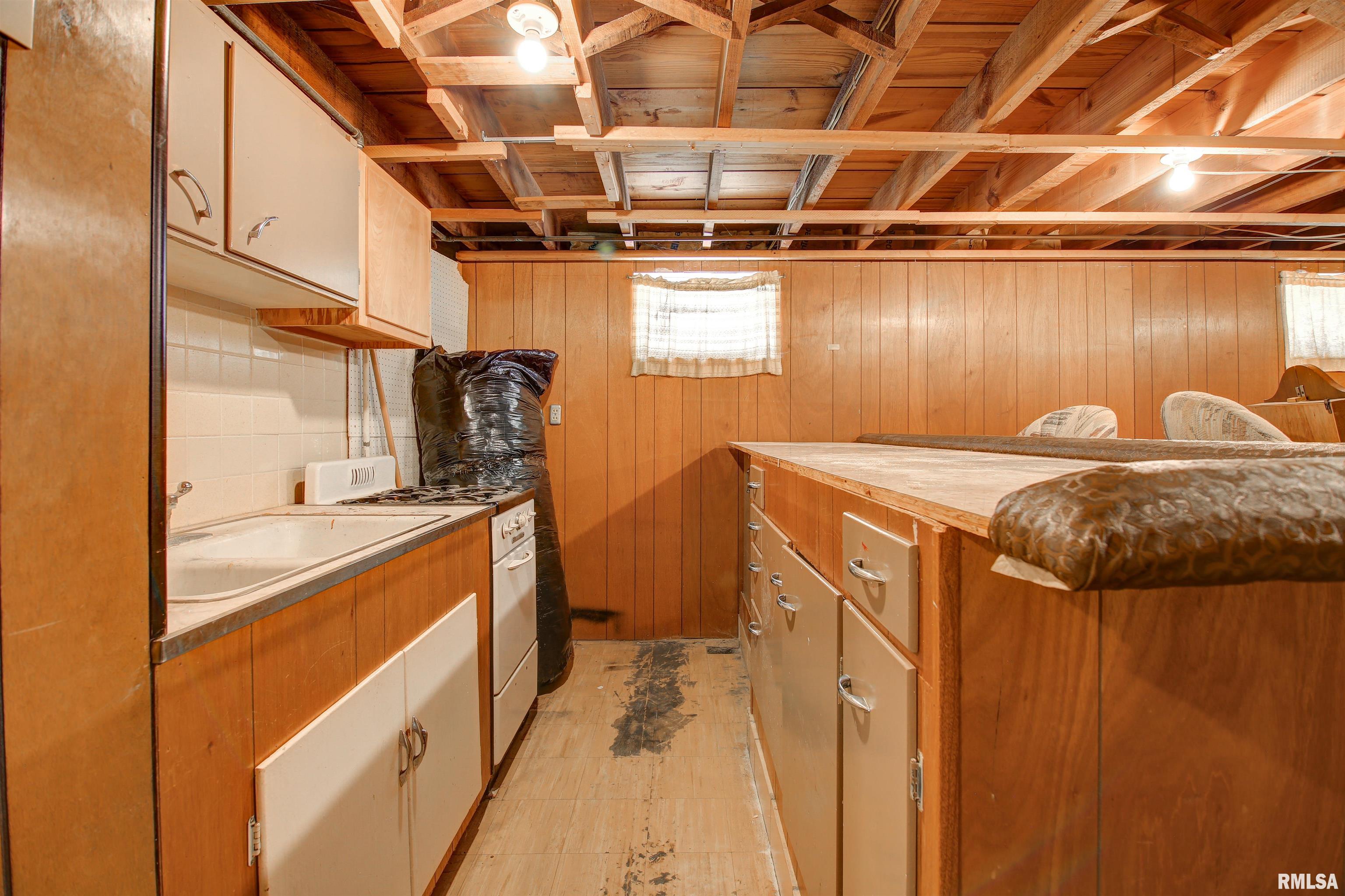 2521 Pershing Boulevard Clinton, IA 52732 - Photo 21 of 35 Gallery Image 21