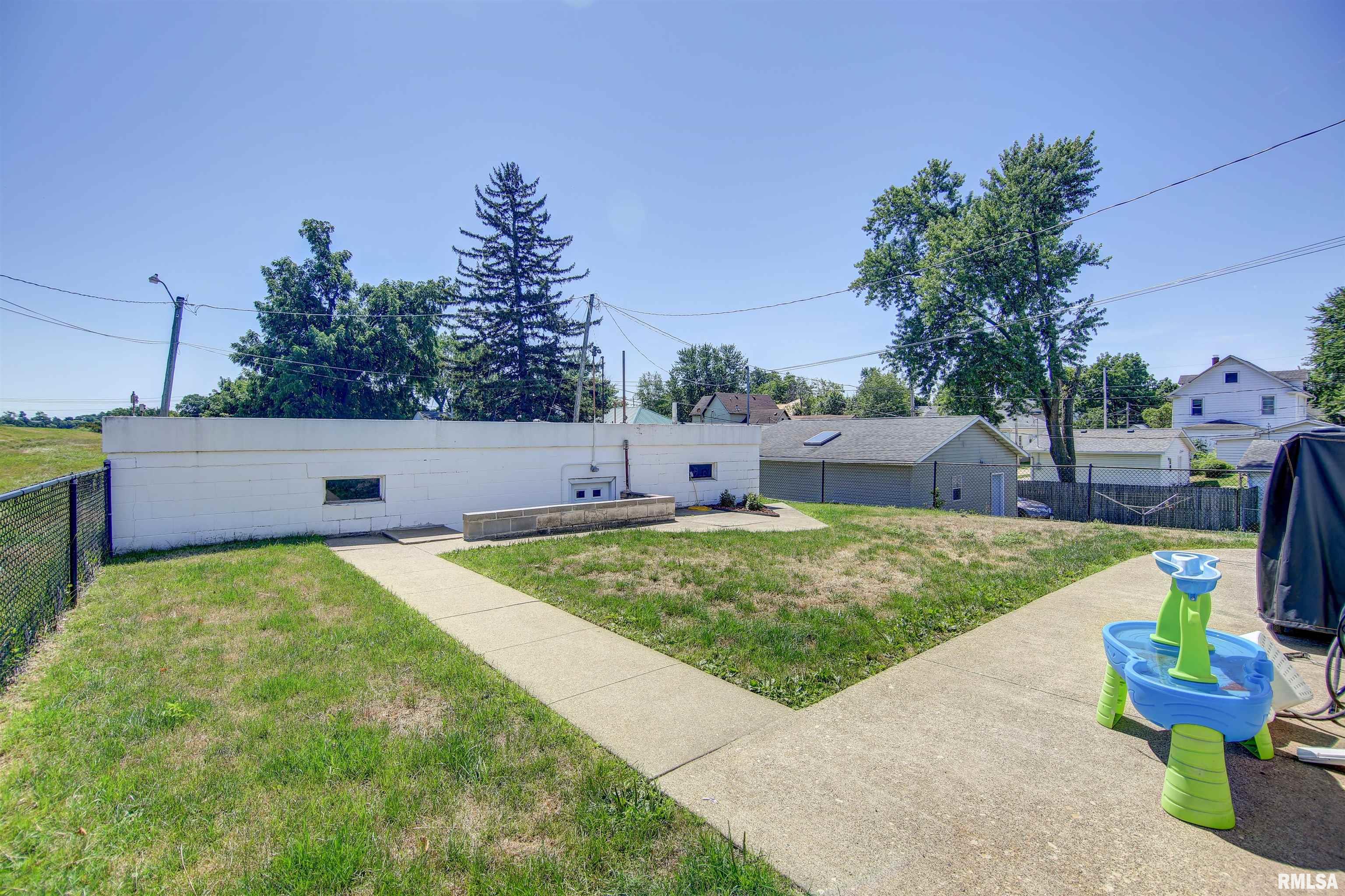 2521 Pershing Boulevard Clinton, IA 52732 - Photo 28 of 35 Gallery Image 28