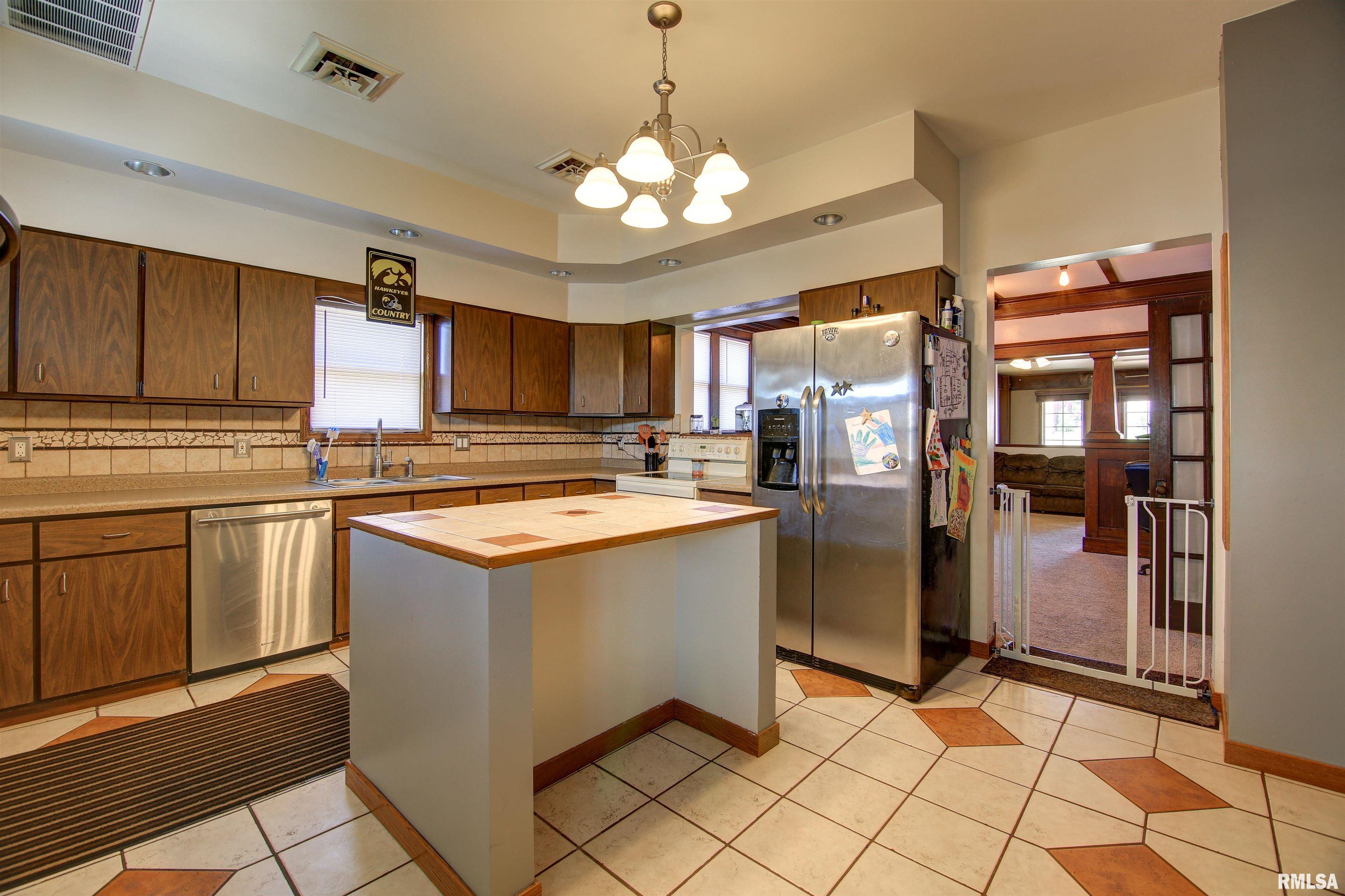 2521 Pershing Boulevard Clinton, IA 52732 - Photo 9 of 35 Gallery Image 9