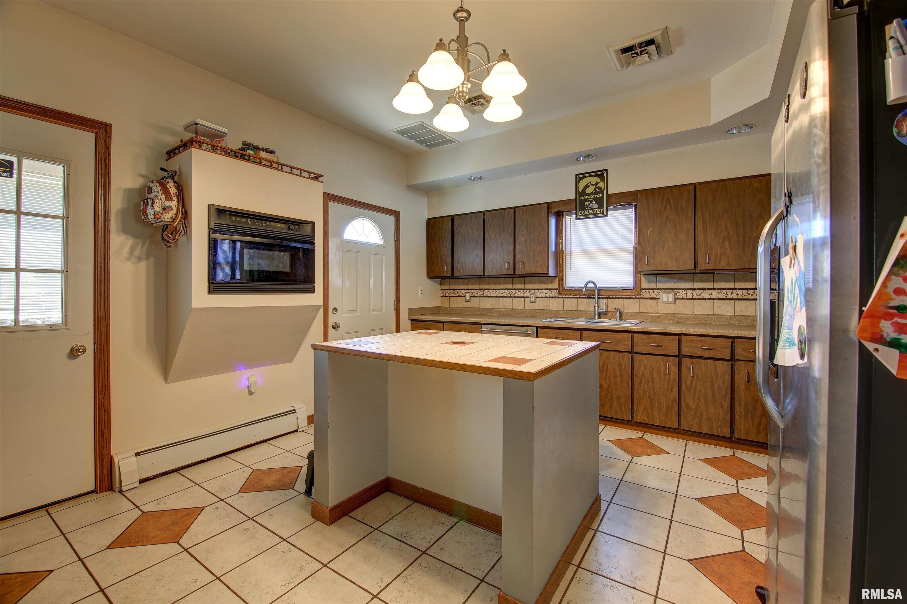 2521 Pershing Boulevard Clinton, IA 52732 - Photo 10 of 35 Gallery Image 10