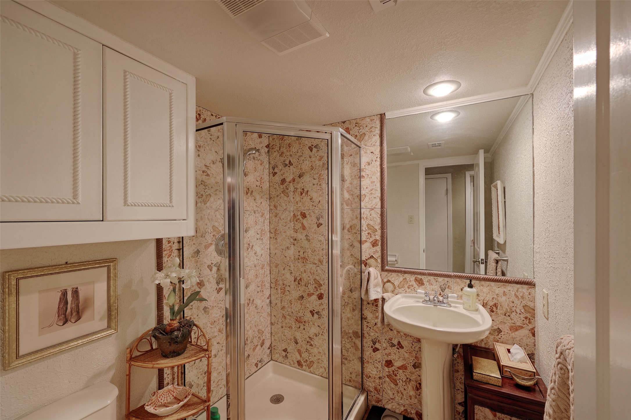 34 April Hill Conroe, TX 77356 - Photo 20 of 33 The guest bath is adjacent to the guest bedroom for convenience.