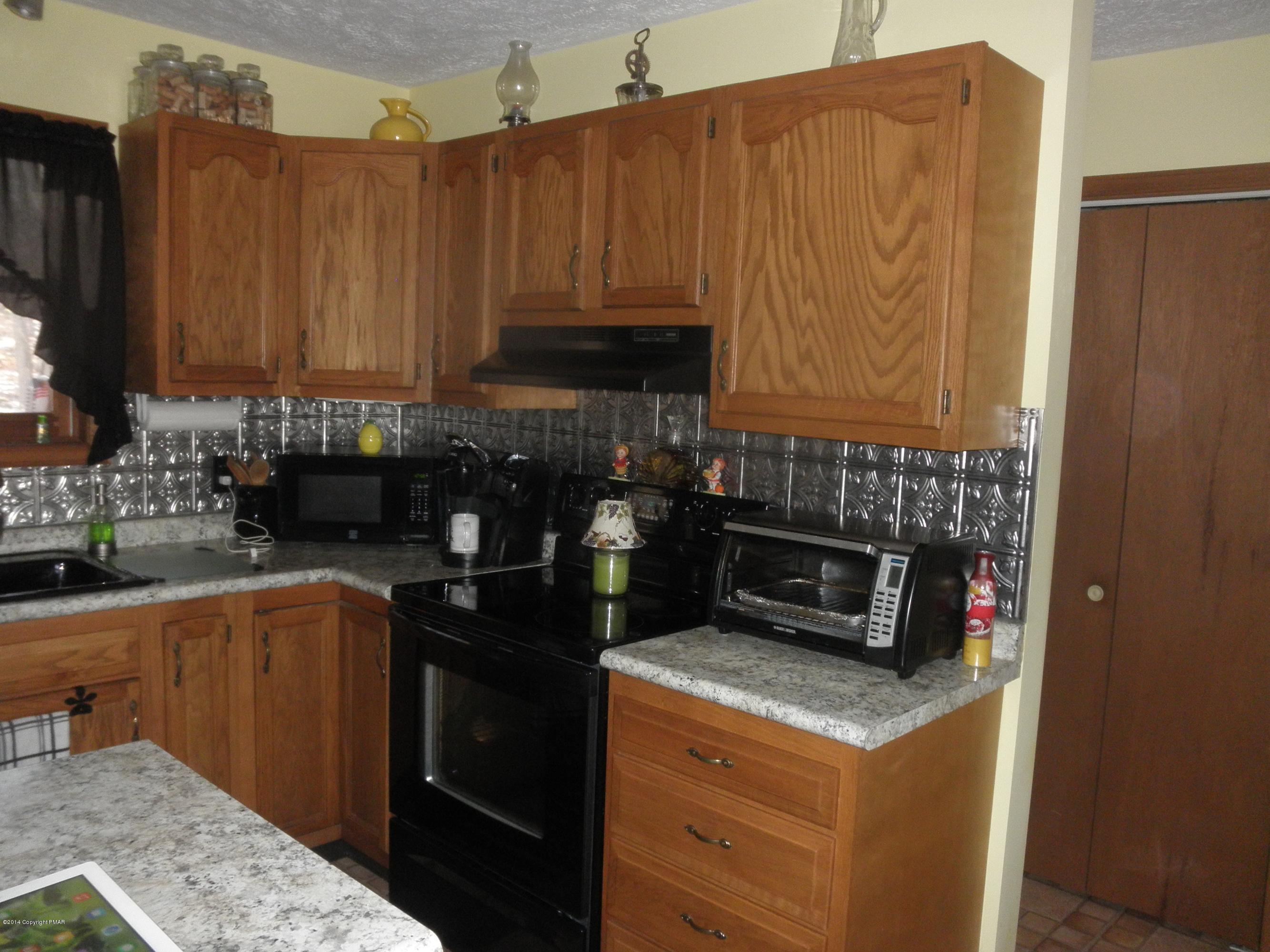 1025 Ridge Road Newfoundland, PA 18445 - Photo 15 of 45 Kitchen Range & Backsplash