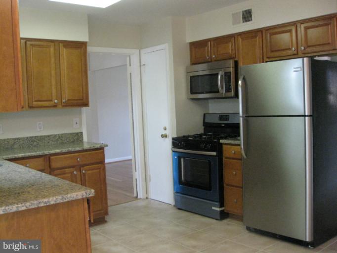 8512 Postoak Road Potomac, MD 20854 - Photo 2 of 6 Kitchen