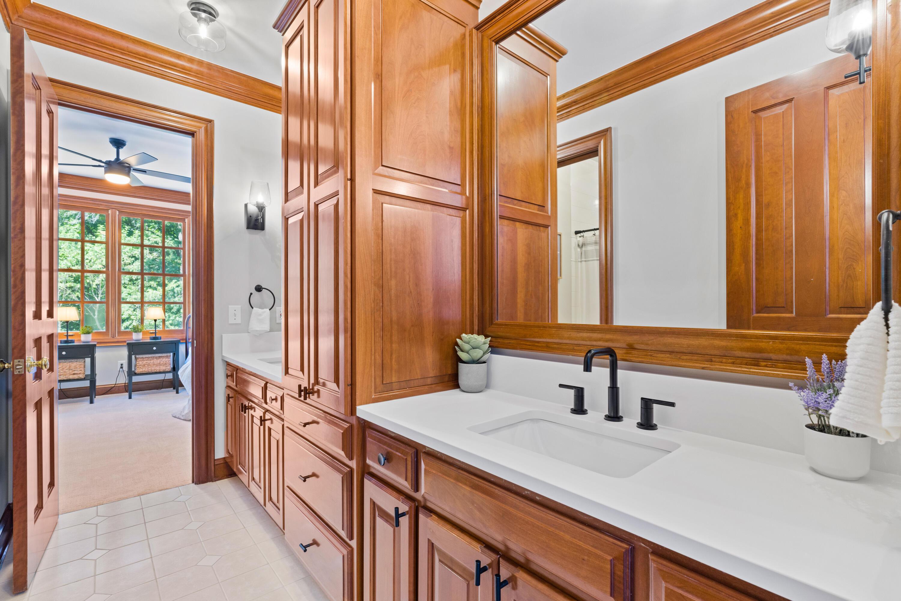 5455 Plantation Road Sunbury, OH 43074 - Photo 94 of 176 Jack & Jill Full Bath