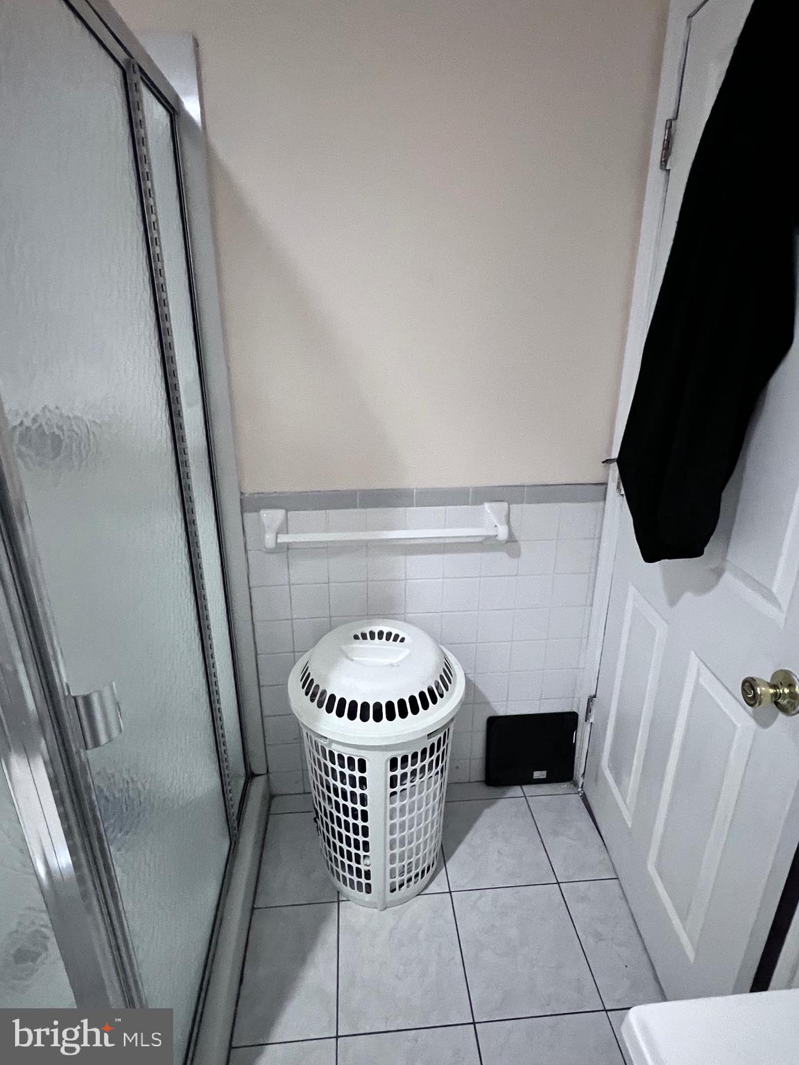 547 Baeder Road Jenkintown, PA 19046 - Photo 9 of 13 a bathroom with a sink and a mirror