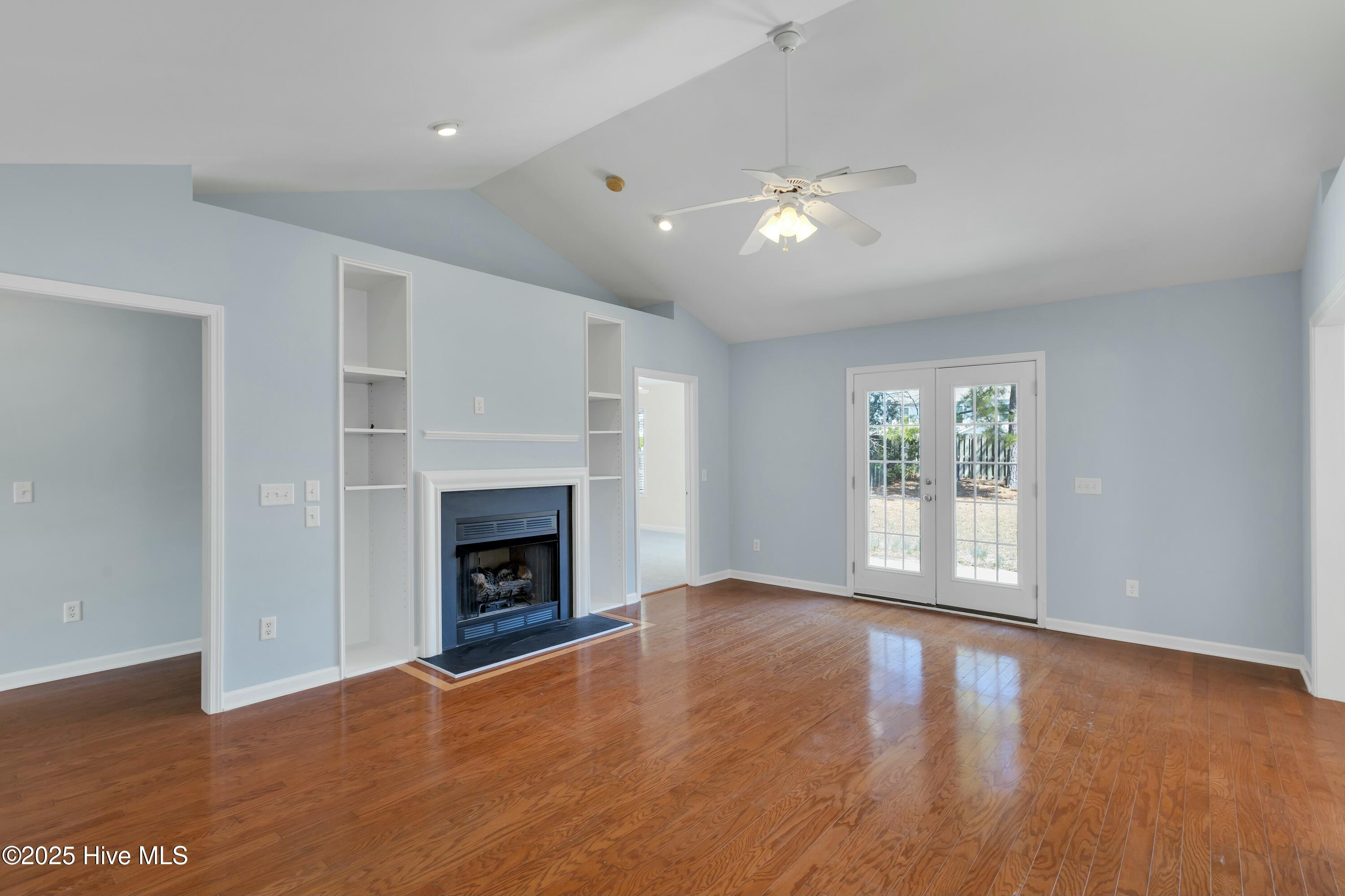 316 Emerald Ridge Drive Hampstead, NC 28443 - Photo 6 of 33 Living Room