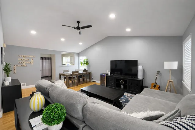 $420,000 | 1587 Brookside Drive, Hoffman Estates, IL 60169