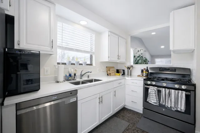 $420,000 | 1587 Brookside Drive, Hoffman Estates, IL 60169