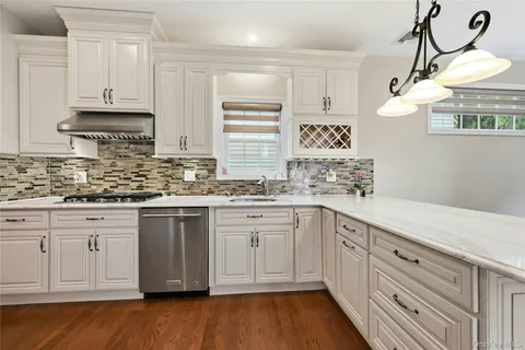 $979,000 | 9 Oxford Court, Wheatley Heights, NY 11798