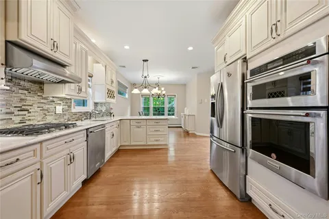 $979,000 | 9 Oxford Court, Wheatley Heights, NY 11798