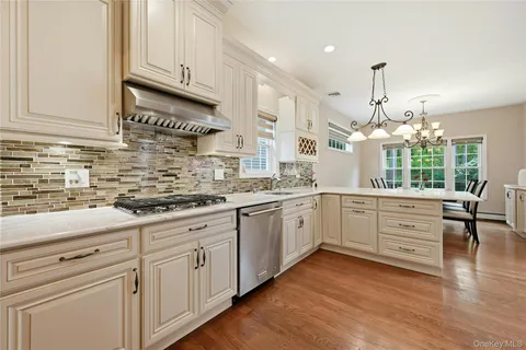 $979,000 | 9 Oxford Court, Wheatley Heights, NY 11798