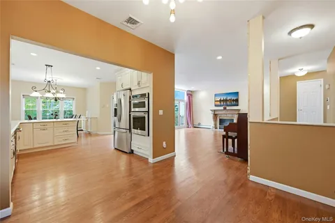 $979,000 | 9 Oxford Court, Wheatley Heights, NY 11798