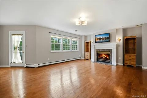 $979,000 | 9 Oxford Court, Wheatley Heights, NY 11798