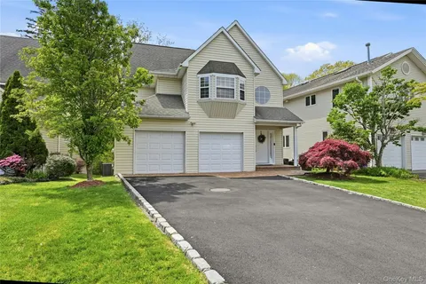 $979,000 | 9 Oxford Court, Wheatley Heights, NY 11798