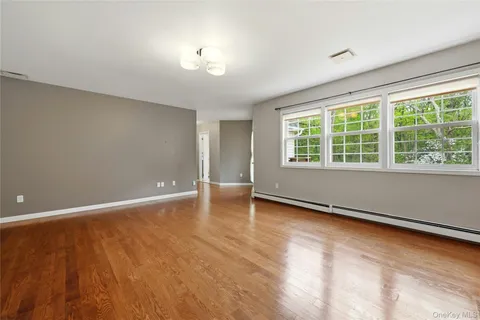 $979,000 | 9 Oxford Court, Wheatley Heights, NY 11798