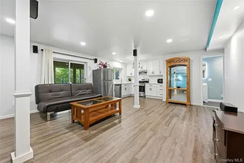 $979,000 | 9 Oxford Court, Wheatley Heights, NY 11798