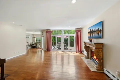 $979,000 | 9 Oxford Court, Wheatley Heights, NY 11798