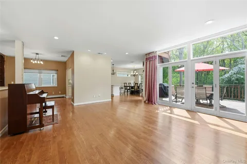 $979,000 | 9 Oxford Court, Wheatley Heights, NY 11798