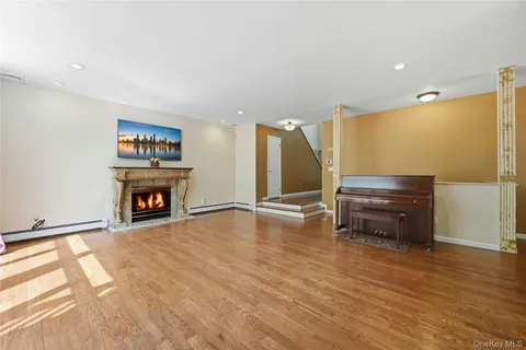 $979,000 | 9 Oxford Court, Wheatley Heights, NY 11798