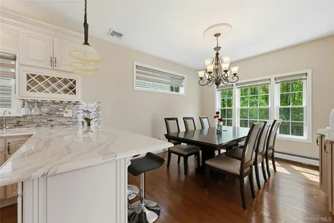 $979,000 | 9 Oxford Court, Wheatley Heights, NY 11798