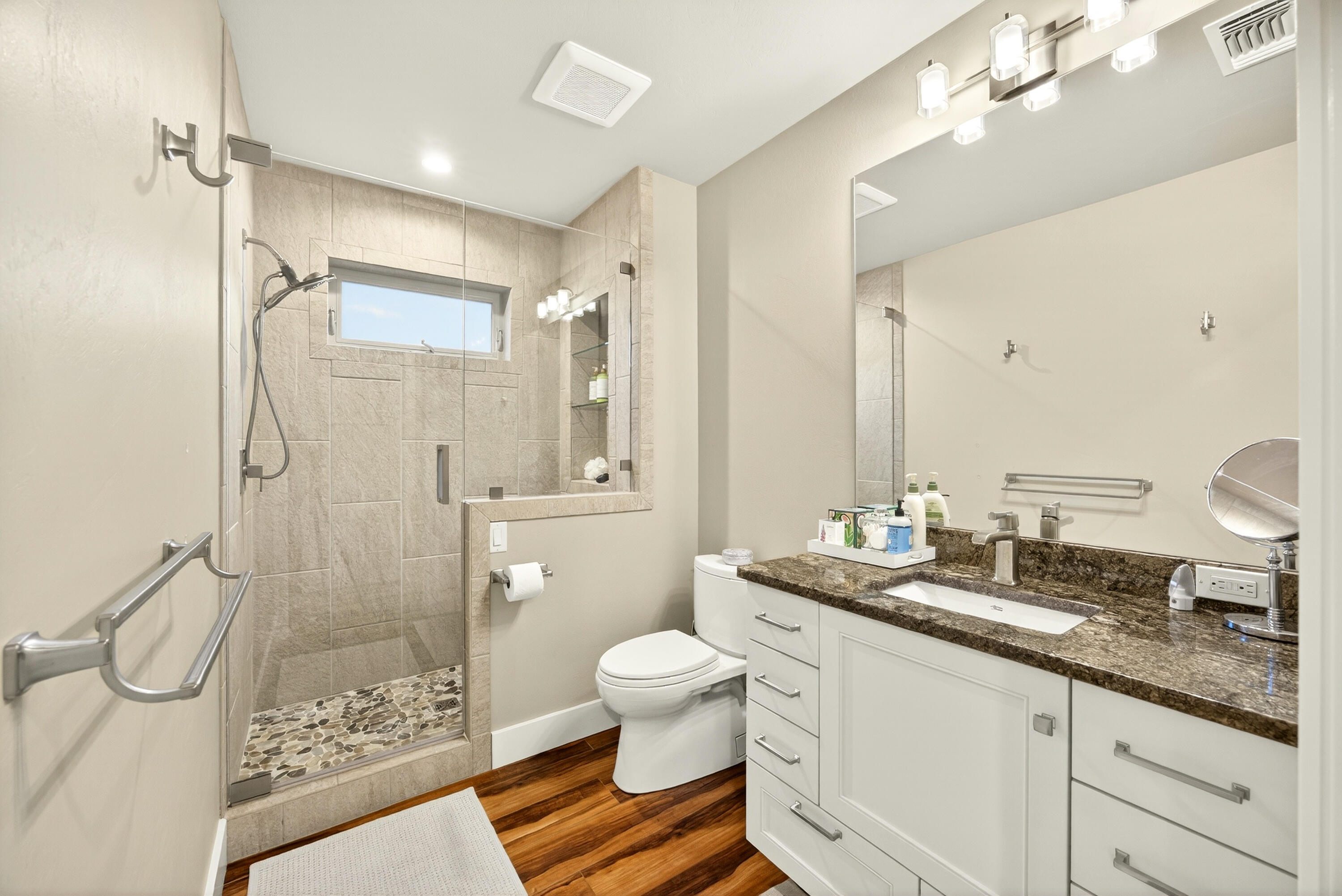 930 Granite Ridge Circle Jacksonville, OR 97530 - Photo 47 of 79 Guest quarters bath.