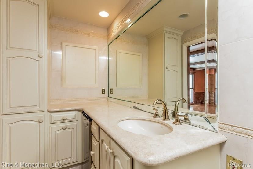 21 Hawthorne Road Grosse Pointe, MI 48236 - Photo 39 of 80 037-Master_Bathroom-2094189-small.jpg