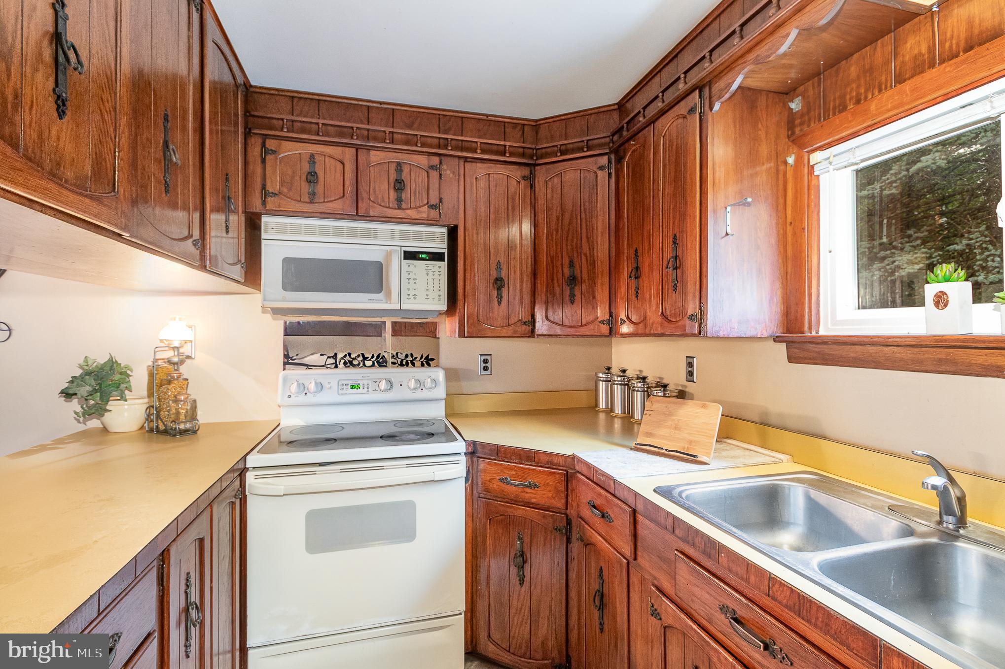 730 Cockley Road Harrisburg, PA 17111 - Photo 13 of 26 Compact kitchen with eating bar & room for dining