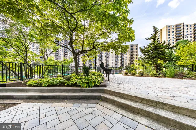 $259,000 | 307 Yoakum Parkway, Unit 802, Alexandria, VA 22304