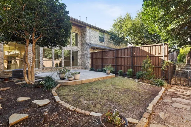 a view of a house with backyard and garden