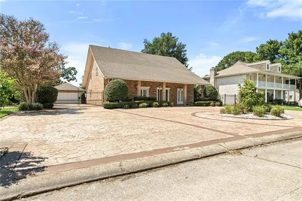 $545,000 | 105 Chateau Latour Drive, Kenner, LA 70065