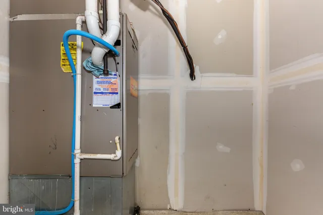 a street sign that is on a refrigerator