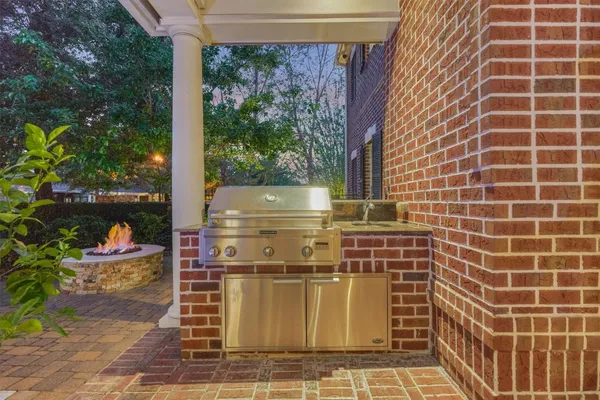$2,400,000 | 2731 Lake Front Circle, The Woodlands, TX 77380