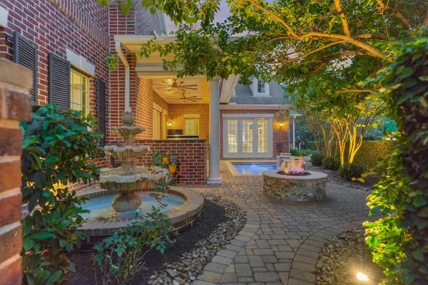 $2,400,000 | 2731 Lake Front Circle, The Woodlands, TX 77380