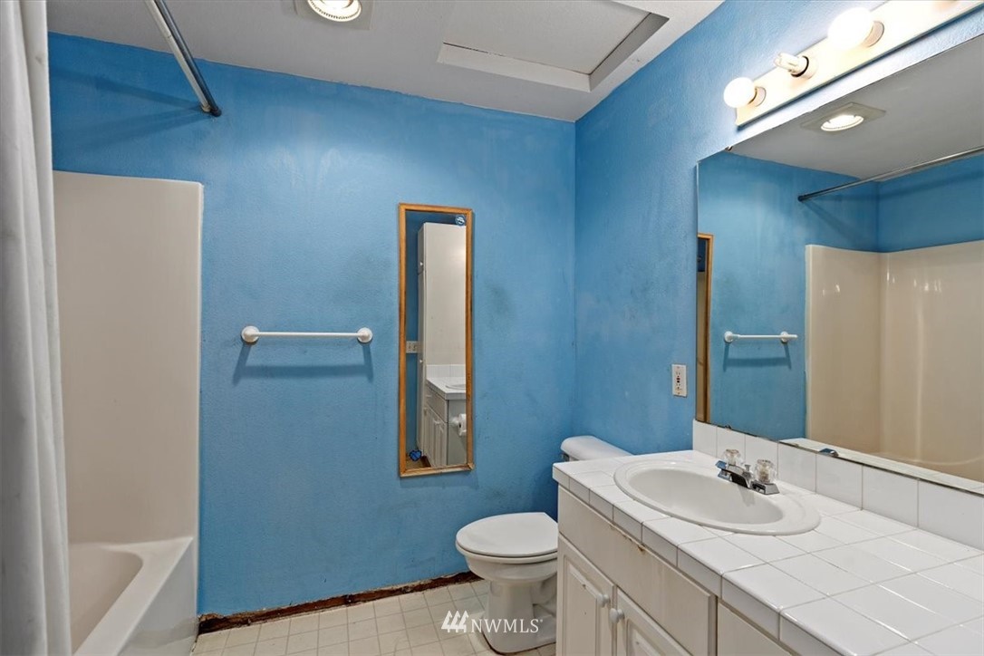 1160 Monroe Avenue Northeast, Unit B1 Renton, WA 98056 - Photo 14 of 24 a bathroom with a sink and a toilet