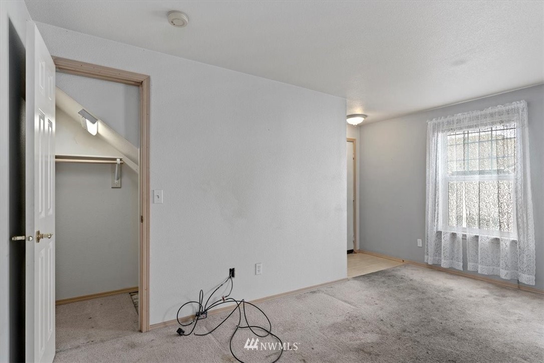 1160 Monroe Avenue Northeast, Unit B1 Renton, WA 98056 - Photo 15 of 24 an empty room with windows