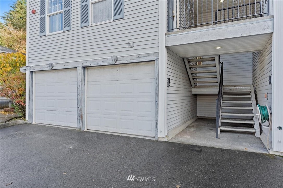 1160 Monroe Avenue Northeast, Unit B1 Renton, WA 98056 - Photo 7 of 24 front view of a house