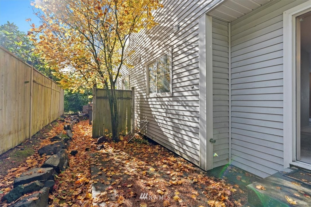1160 Monroe Avenue Northeast, Unit B1 Renton, WA 98056 - Photo 8 of 24 a view of a pathway of a house